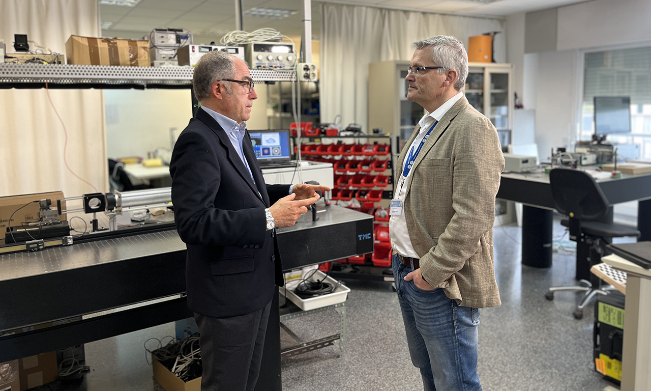 Eduardo Ferrer y Jaume Castellà conversan en el laboratorio del CD6-UPC