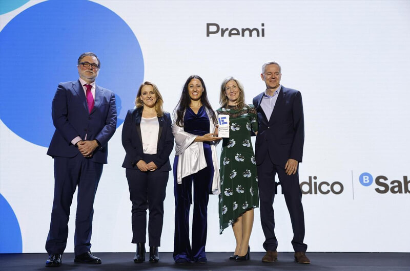 El premio a Empresa +Innovadora ha sido para Peptomyc. Jörg Klumbis (CFO), Marie-Eve Beaulieu (CSO) y Laura Soucek (CEO) recogen el premio de manos de Alfonso Álvarez, CEO de Cellnex España, y Natàlia Mas, consellera de Economia.